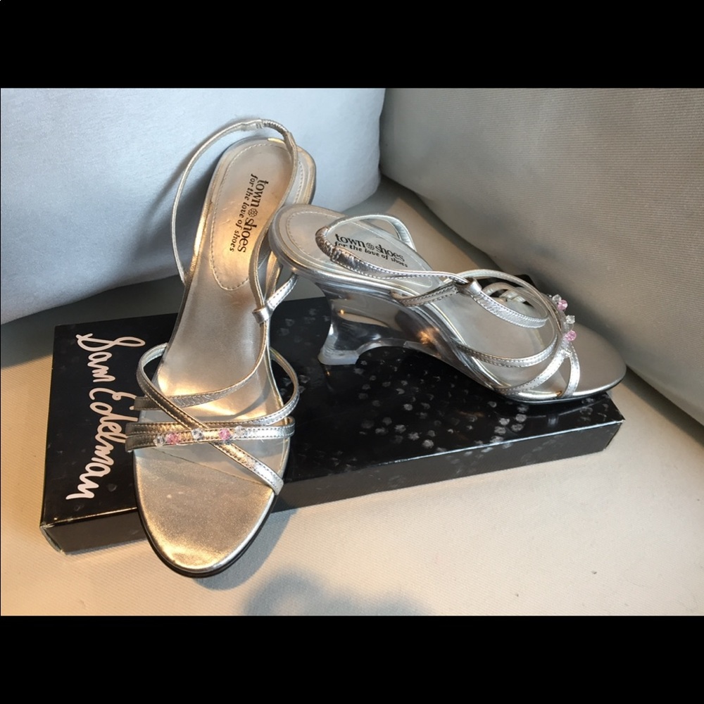 Wedding sandals with Swarovski crystals decorated on it